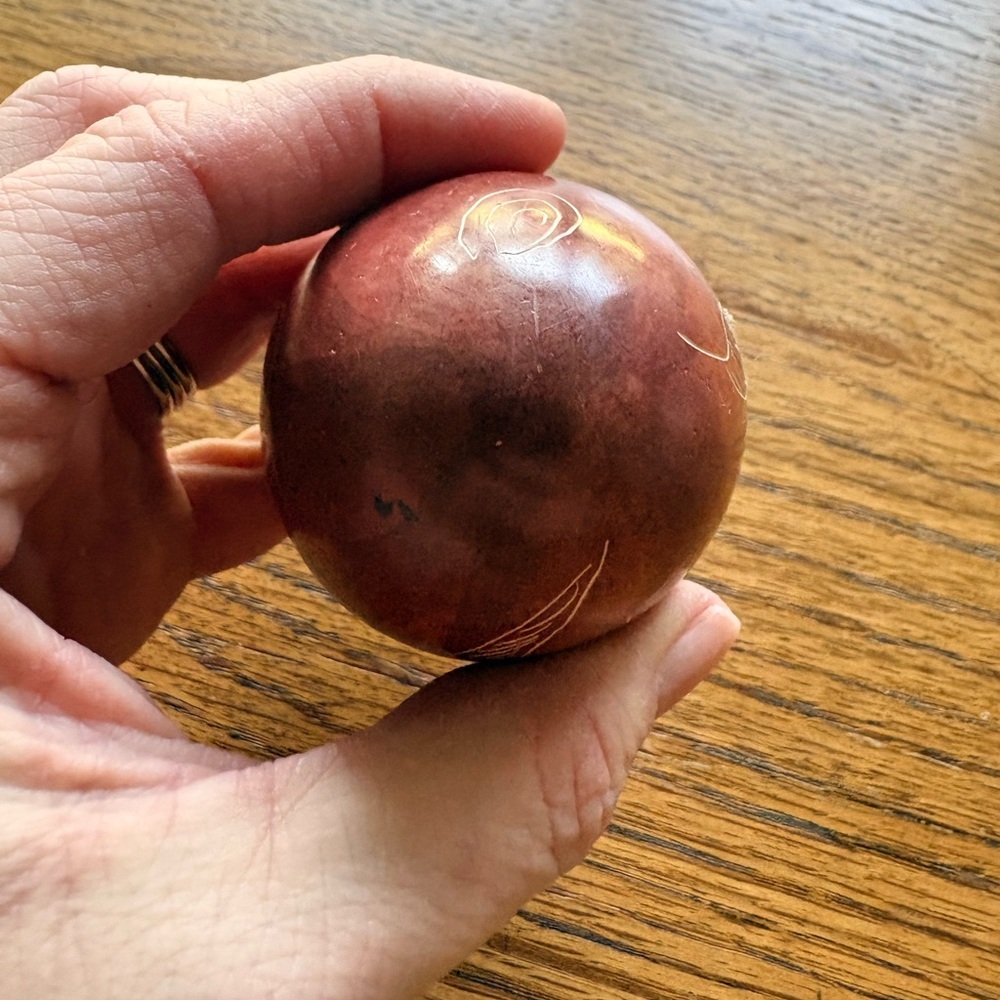 Vintage etched alabaster egg - Picture 7 of 8